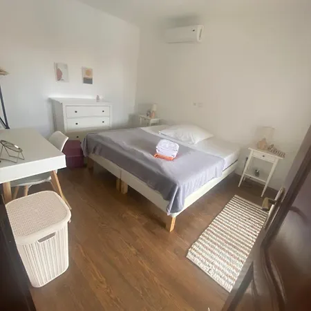 Leni Villa *