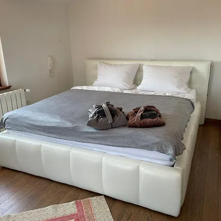 Leni Villa *