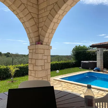 Leni Villa Montižana